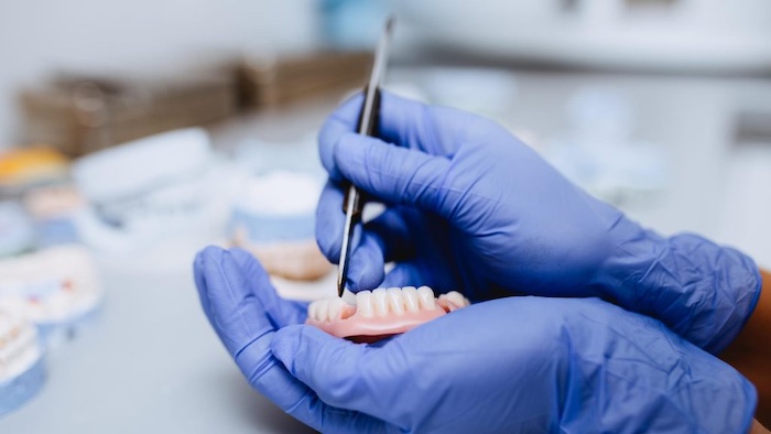 Odontotecnico che lavora a una protesi dentale