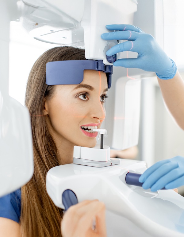 Paziente durante una radiografia panoramica