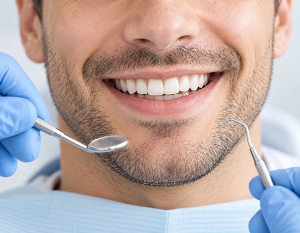 Uomo sorridente durante un controllo dentistico